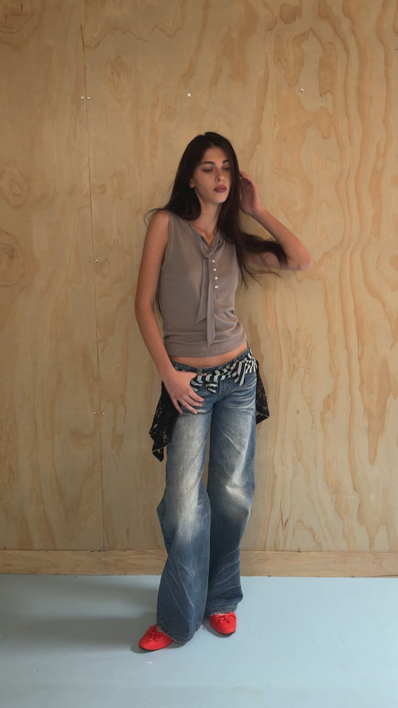 Model is 5'6" wearing size 25